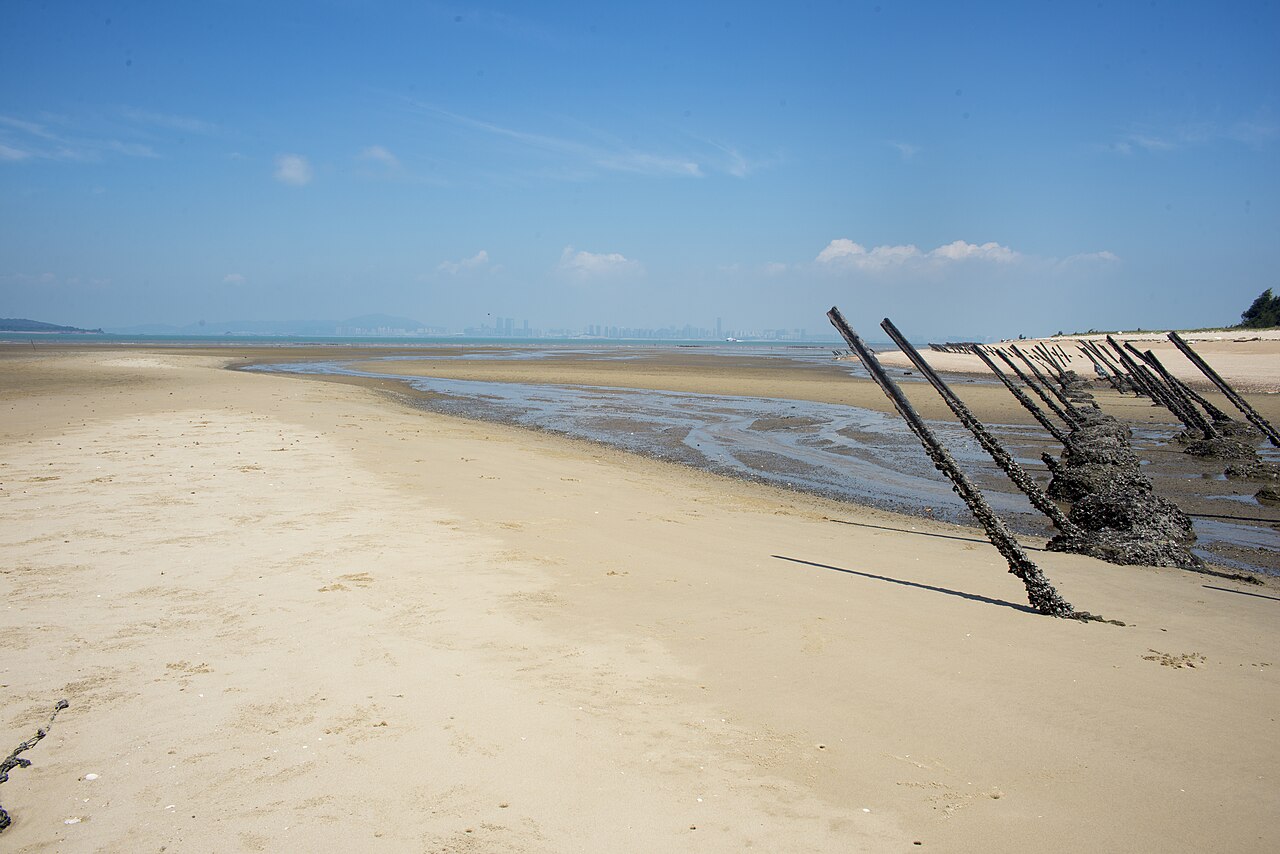 金門海岸與反登陸樁 · Kinmen coast and anti-landing stakes