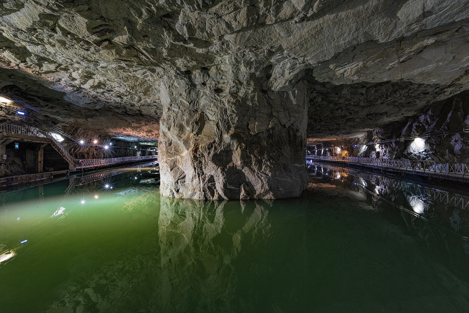 翟山坑道 A 字形地下水道與岩壁倒影 · Zhaishan Tunnel A-shaped waterway
