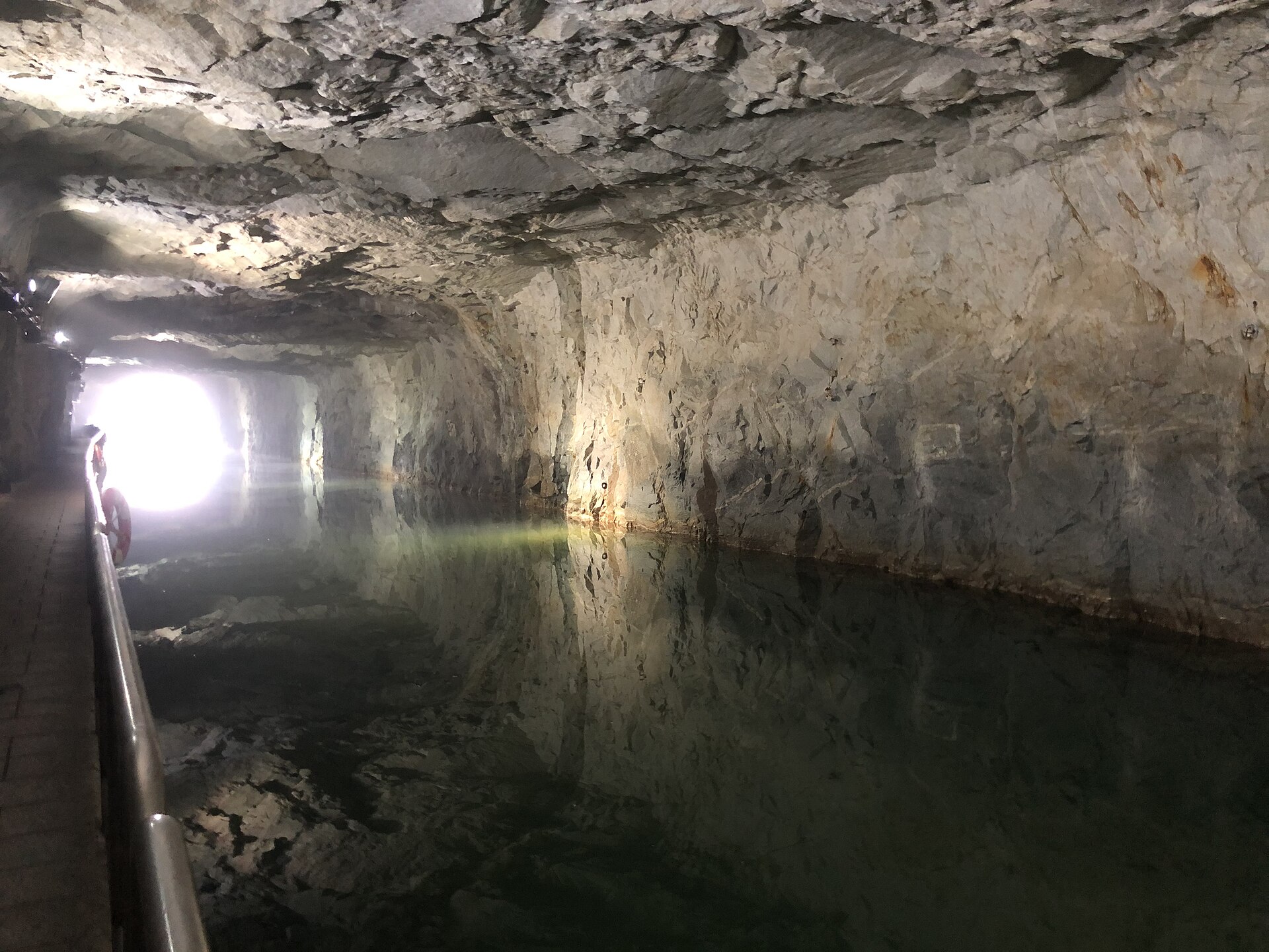 翟山坑道洞口自然光與水面 · Light entering Zhaishan Tunnel