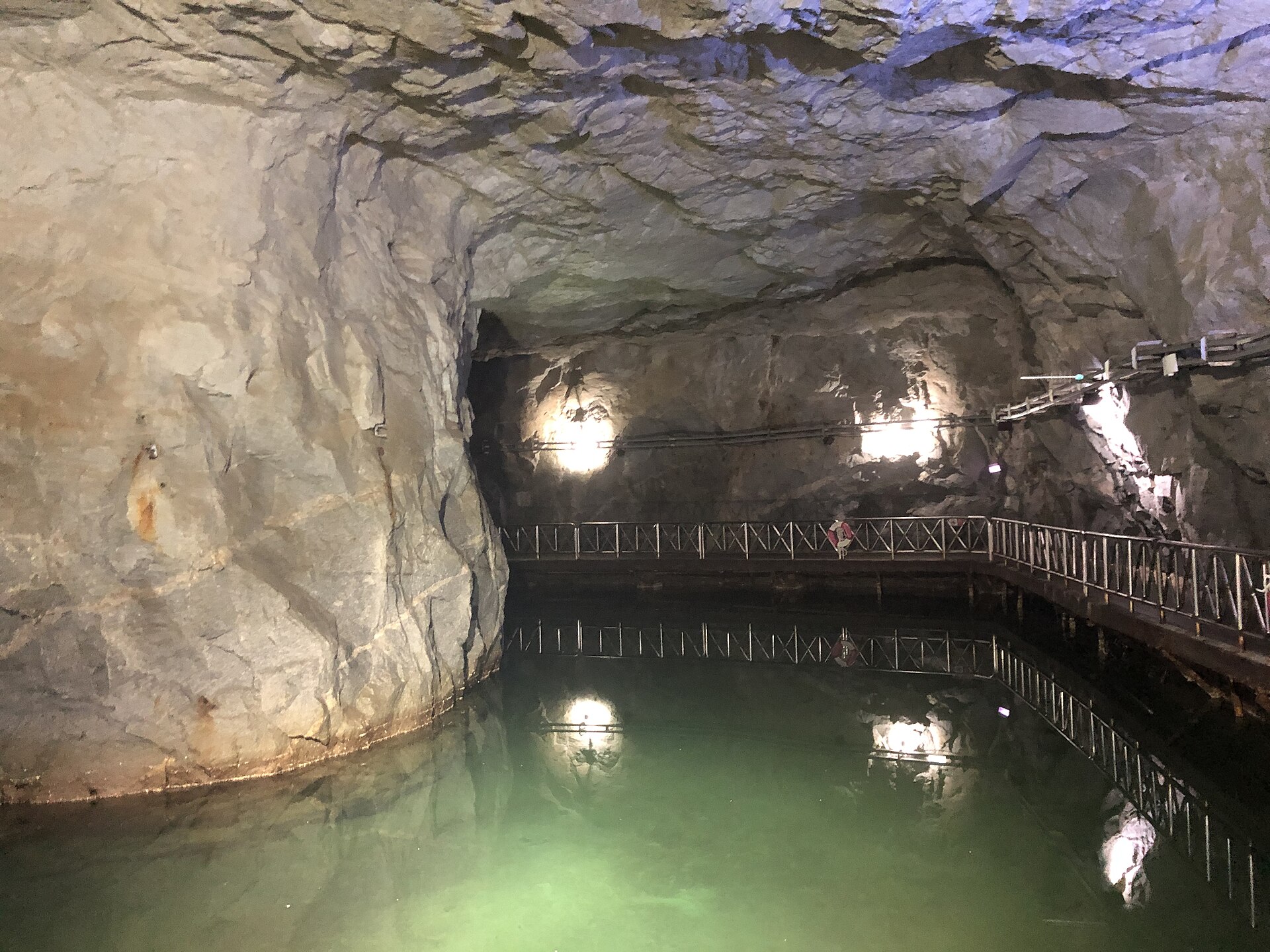 翟山坑道地下水道全景 · Zhaishan Tunnel waterway